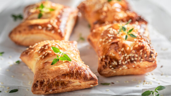 Φέτα ΖΑΓΟΡΙ σε φύλλο με σουσάμι και μέλι